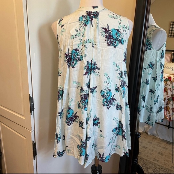 🔴 Charming Charlie Small Sleeveless Blouse - Picture 4 of 7